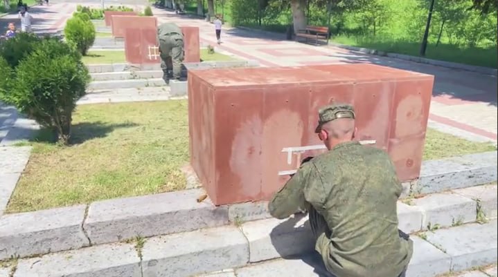 Военнослужащие 102-й базы восстановили буквы на мемориале «Мать Армения» в Гюмри